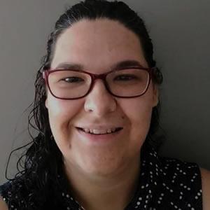 Lydia completed her studies at the University of Montreal in 2011, and immediately started her career at the Hand Rehabilitation Occupational Therapy Clinic. She initially worked with clients suffering from traumatic hand injuries or who had undergone hand surgery. As these issues often involve sensory impairments, she wanted to deepen her knowledge in this area. Since 2016, she has attended several training sessions, including one in Switzerland, to become a certified sensory re-educator for neuropathic pain, through which she developed a unique approach for managing neuralgia and complex regional pain syndrome (CRPS). Over the years, she has also shared her passion for hand therapy with numerous university interns.