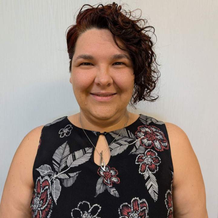 Lydia completed her studies at the University of Montreal in 2011, and immediately started her career at the Hand Rehabilitation Occupational Therapy Clinic. She initially worked with clients suffering from traumatic hand injuries or who had undergone hand surgery. As these issues often involve sensory impairments, she wanted to deepen her knowledge in this area. Since 2016, she has attended several training sessions, including one in Switzerland, to become a certified sensory re-educator for neuropathic pain, through which she developed a unique approach for managing neuralgia and complex regional pain syndrome (CRPS). Over the years, she has also shared her passion for hand therapy with numerous university interns.