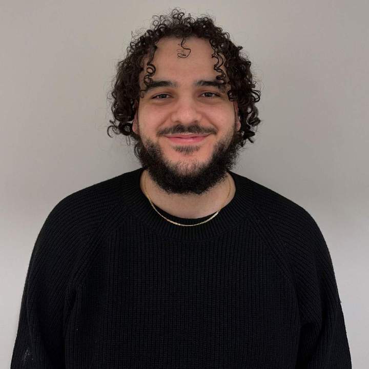 Emilio Di Marco completed his Master’s degree in Occupational Therapy at the University of Montreal, graduating in 2025. From the beginning of his academic journey, he worked for three years as a hand therapy assistant, which allowed him to develop his skills in upper limb rehabilitation. He also completed a placement at the CHUM in hand therapy, an experience that confirmed his strong interest in this field and guided his practice toward this patient population. Empathetic, attentive, and dynamic, he favors a personalized approach to help each patient achieve an optimal return to their daily activities.